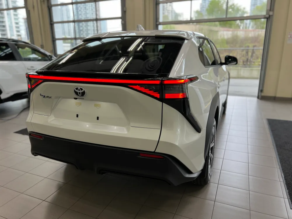 2023 toyota bz4x le fwd white 8